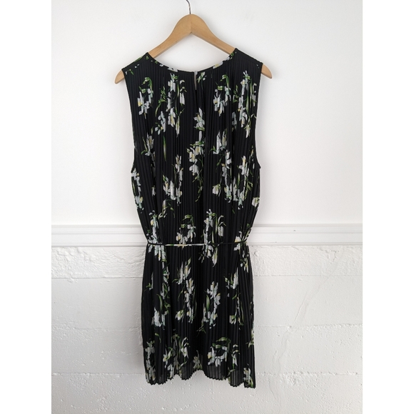 Banana Republic • Georgette Floral Pleated Dress - Picture 5 of 9